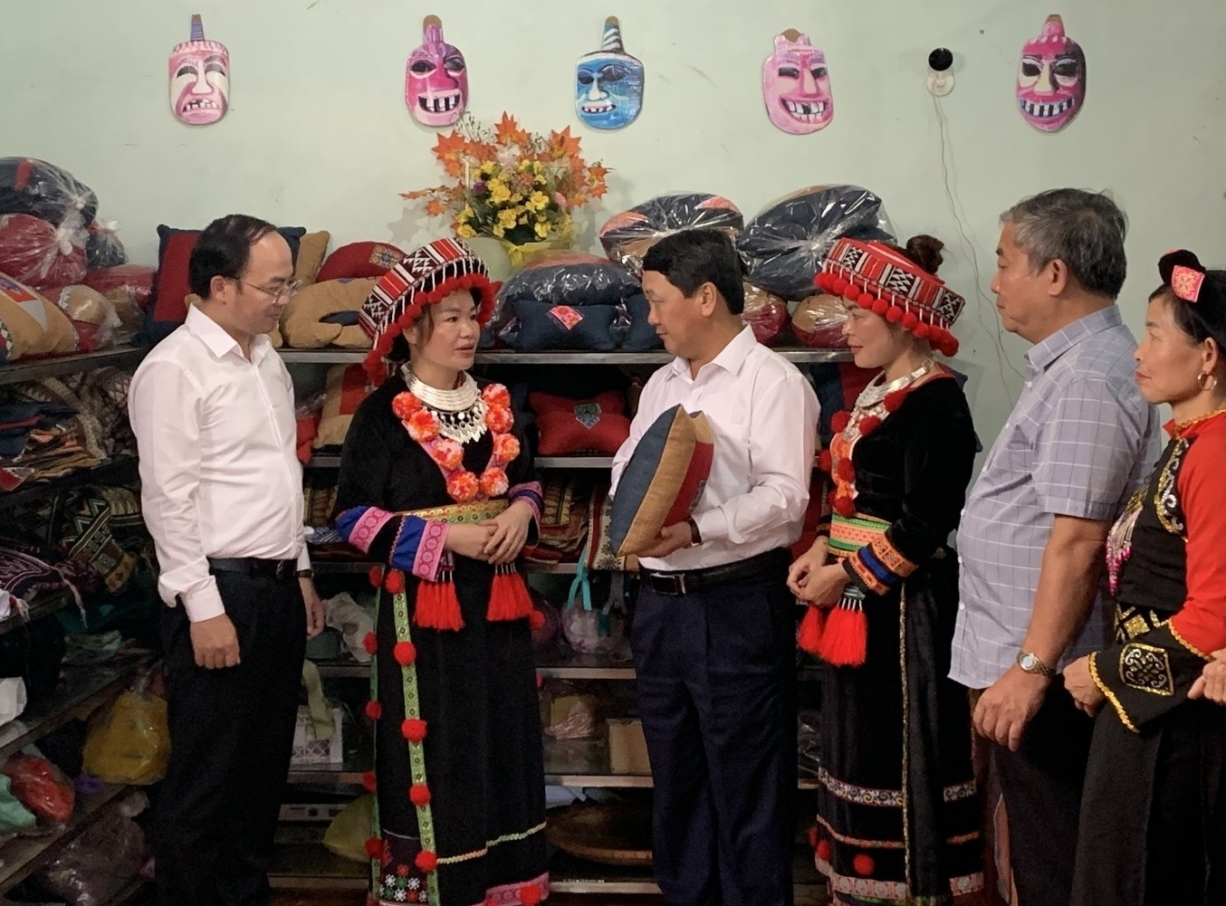 Bộ trưởng, Chủ nhiệm Ủy ban Dân tộc Hầu A Lềnh thăm mô hình hoạt động của HTX Thiên An. Ảnh BK