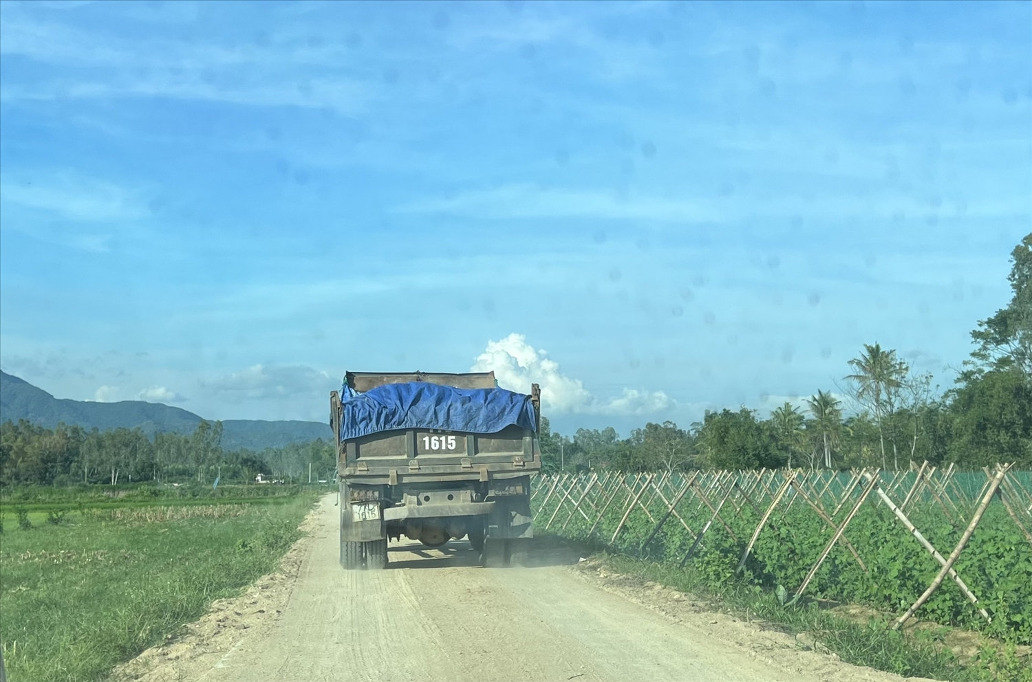 Xe ben chở cát từ mỏ cát Lan Anh đi nơi khác