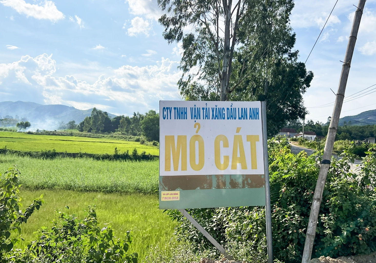 Trên bảng chỉ ghi tên Công ty Lan Anh, không có thông tin về giấy phép hoạt động