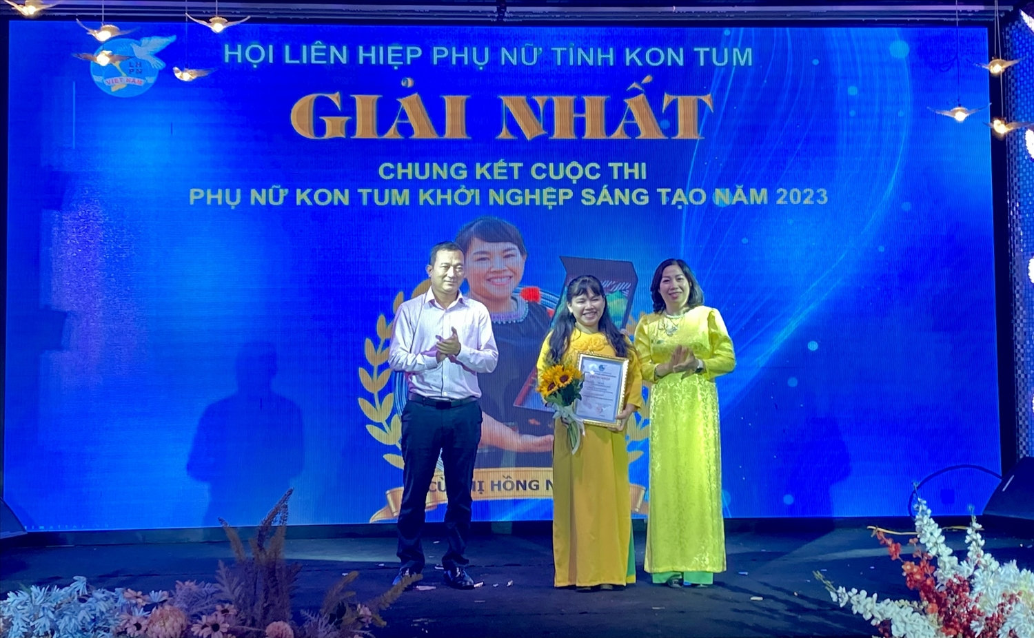 Ban tổ chức trao giải nhất Cuộc thi phụ nữ khởi nghiệp năm 2023