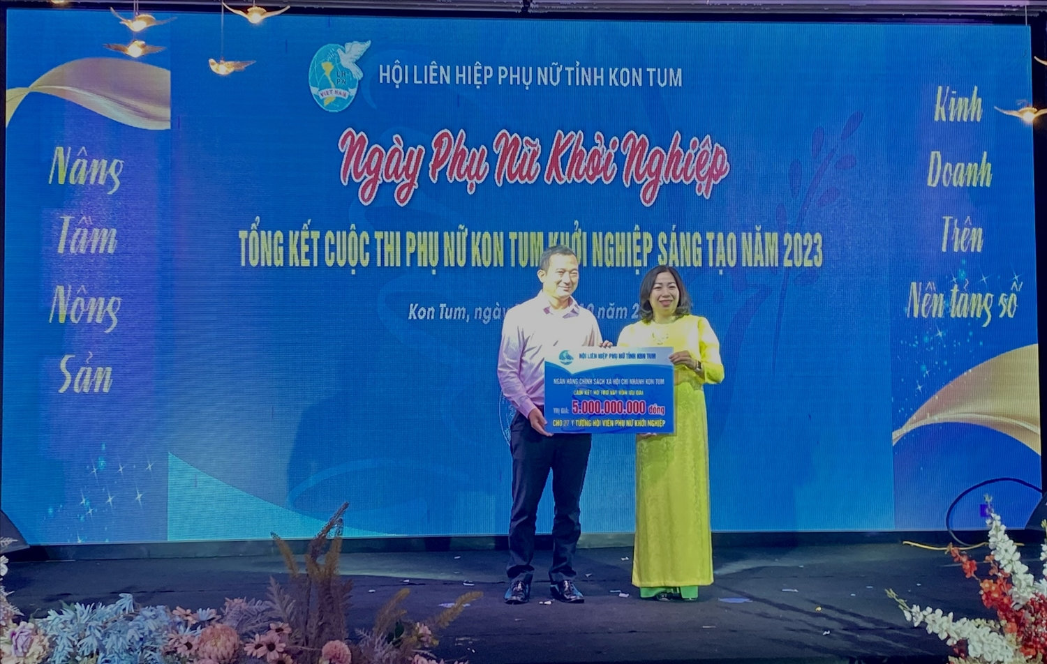 Ngân hàng CSXH Chi nhánh tỉnh Kon Tum trao bảng cam kết hỗ trợ vay vốn ưu đãi cho 27 ý tưởng hội viên phụ nữ khởi nghiệp  