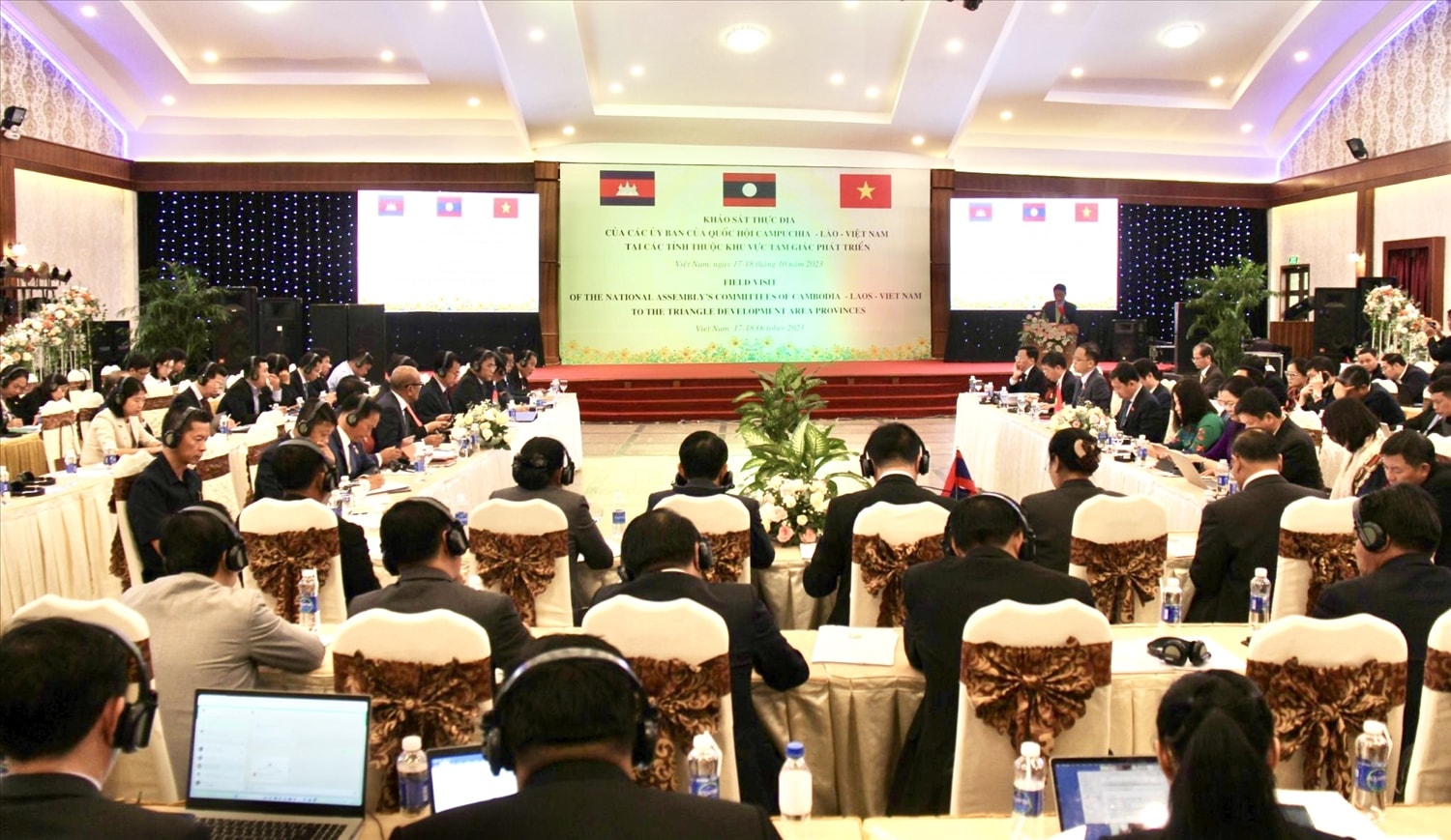  Quang cảnh buổi làm việc