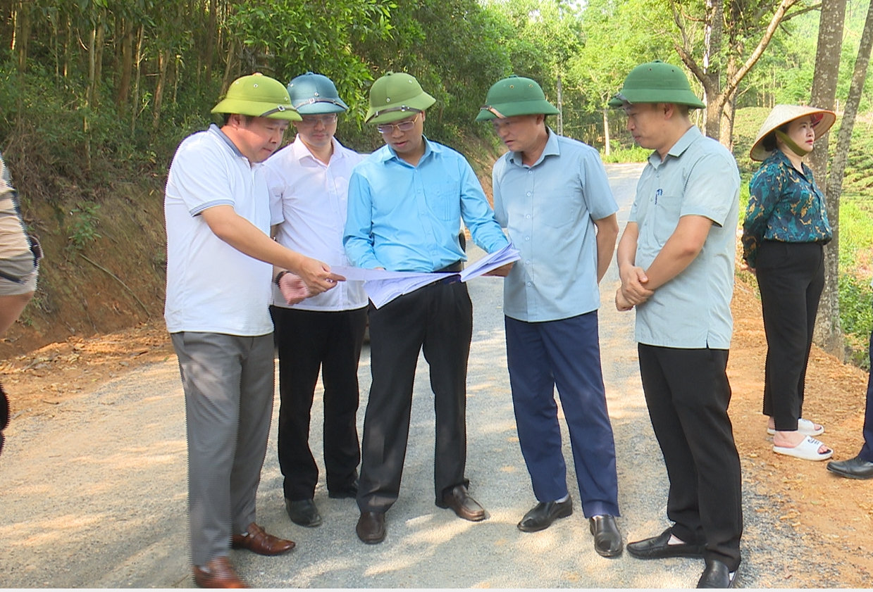 Ban Dân tộc HĐND tỉnh Thái Nguyên và UBND huyện Đồng Hỷ khảo sát thực tế tại khu vực dự kiến đầu tư xây dựng khu tái định cư tập trung xóm Liên Phương, xã Văn Lăng ngày 7/6/2023.