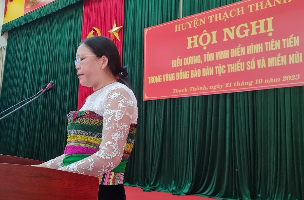 Đại diện đội ngũ Người có uy tín tham gia ý kiến thảo luận tại Hội nghị Đại diện đội ngũ Người có uy tín tham gia ý kiến thảo luận tại Hội nghị