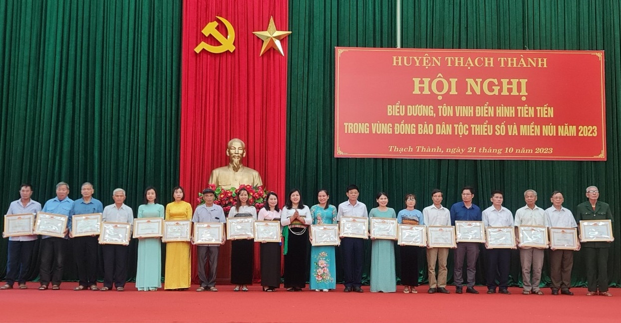 Các cá nhân được Chủ tịch UBND huyện Thạch Thành tặng Giấy khen vì đã có thành tích tiêu biểu, điển hình tiên tiến trong vùng đồng bào DTTS &MN huyện Thạch Thành giai đoạn 2021- 2023 Các cá nhân được Chủ tịch UBND huyện Thạch Thành tặng Giấy khen vì đã có thành tích tiêu biểu, điển hình tiên tiến trong vùng đồng bào DTTS &MN huyện Thạch Thành giai đoạn 2021- 2023