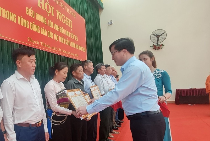 Người có uy tín, nhân sĩ, trí thức, doanh nhân DTTS huyện Thạch Thành đã và đang đóng góp tích cực trong phát triển KT-XH Người có uy tín, nhân sĩ, trí thức, doanh nhân DTTS huyện Thạch Thành đã và đang đóng góp tích cực trong phát triển KT-XH