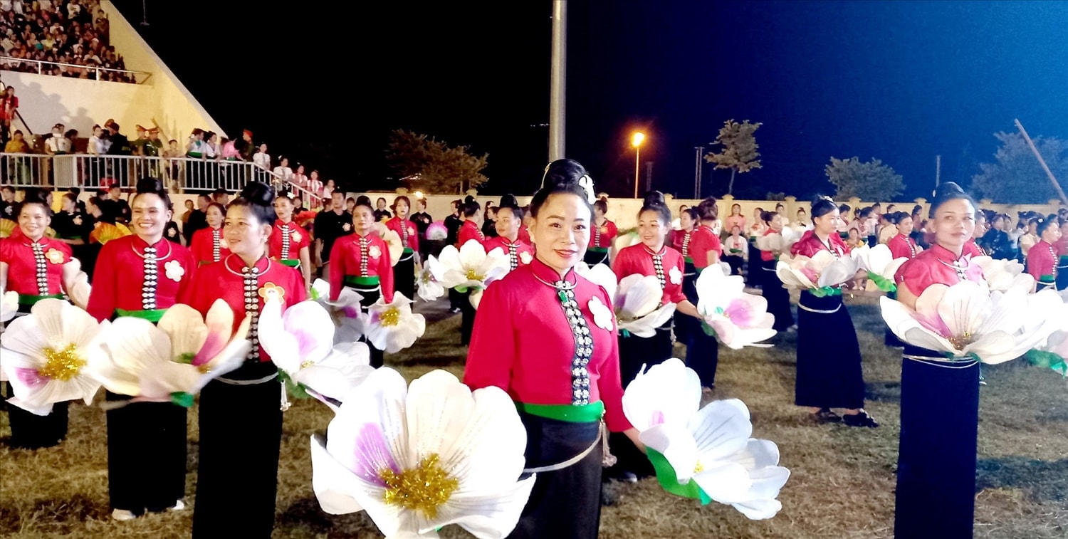 Nếu đã một lần đến với Mường Lò mà chưa được đắm mình trong các điệu xòe nồng say với các thiếu nữ Thái, thì chuyến đi ấy dường như chưa trọn vẹn Nếu đã một lần đến với Mường Lò mà chưa được đắm mình trong các điệu xòe nồng say với các thiếu nữ Thái, thì chuyến đi ấy dường như chưa trọn vẹn
