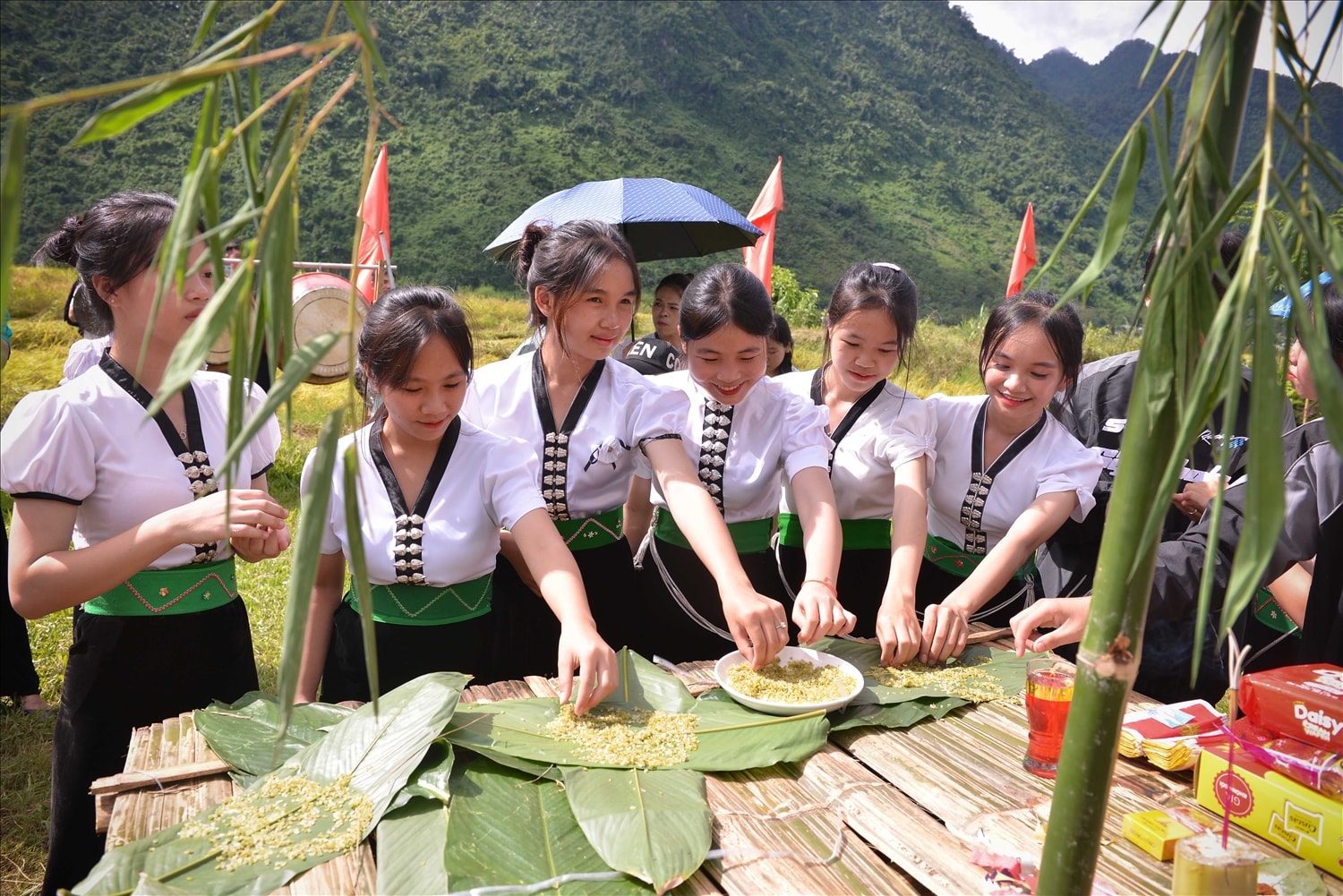 Hạt cốm xanh, thơm dẻo được ban phát, chia lộc cho mọi người.