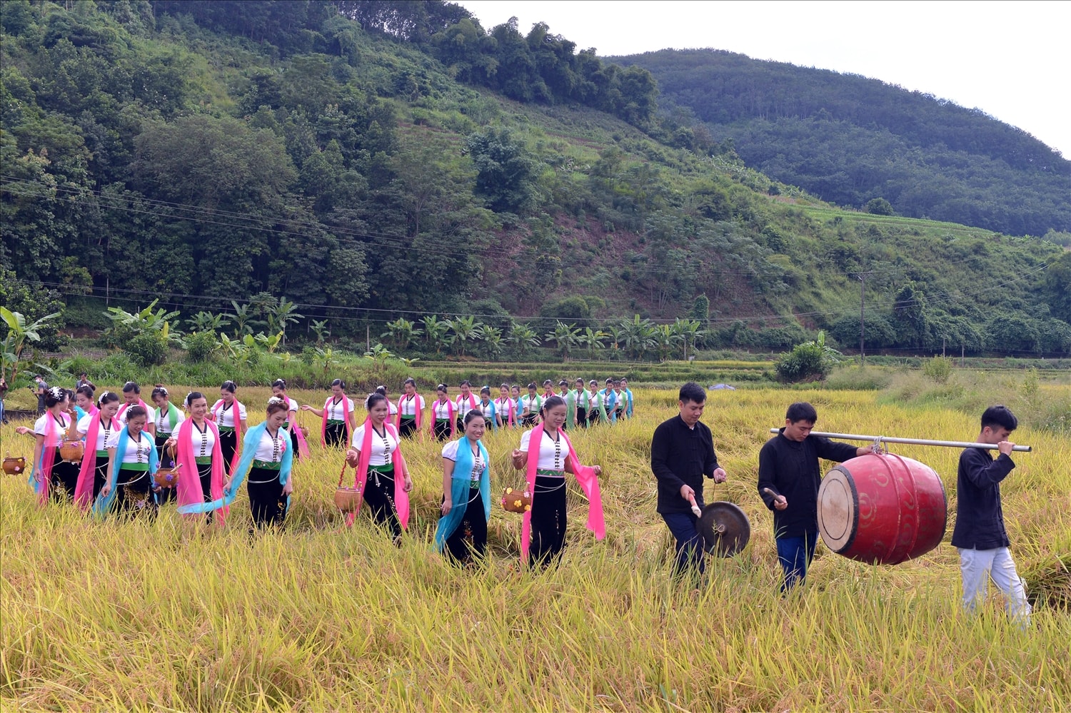 Đoàn rước lễ năm nay đi quanh cánh đồng Huổi Én, xã Mường So, Phong Thổ, một trong cánh đồng đẹp, phì nhiêu nhất Lai Châu.