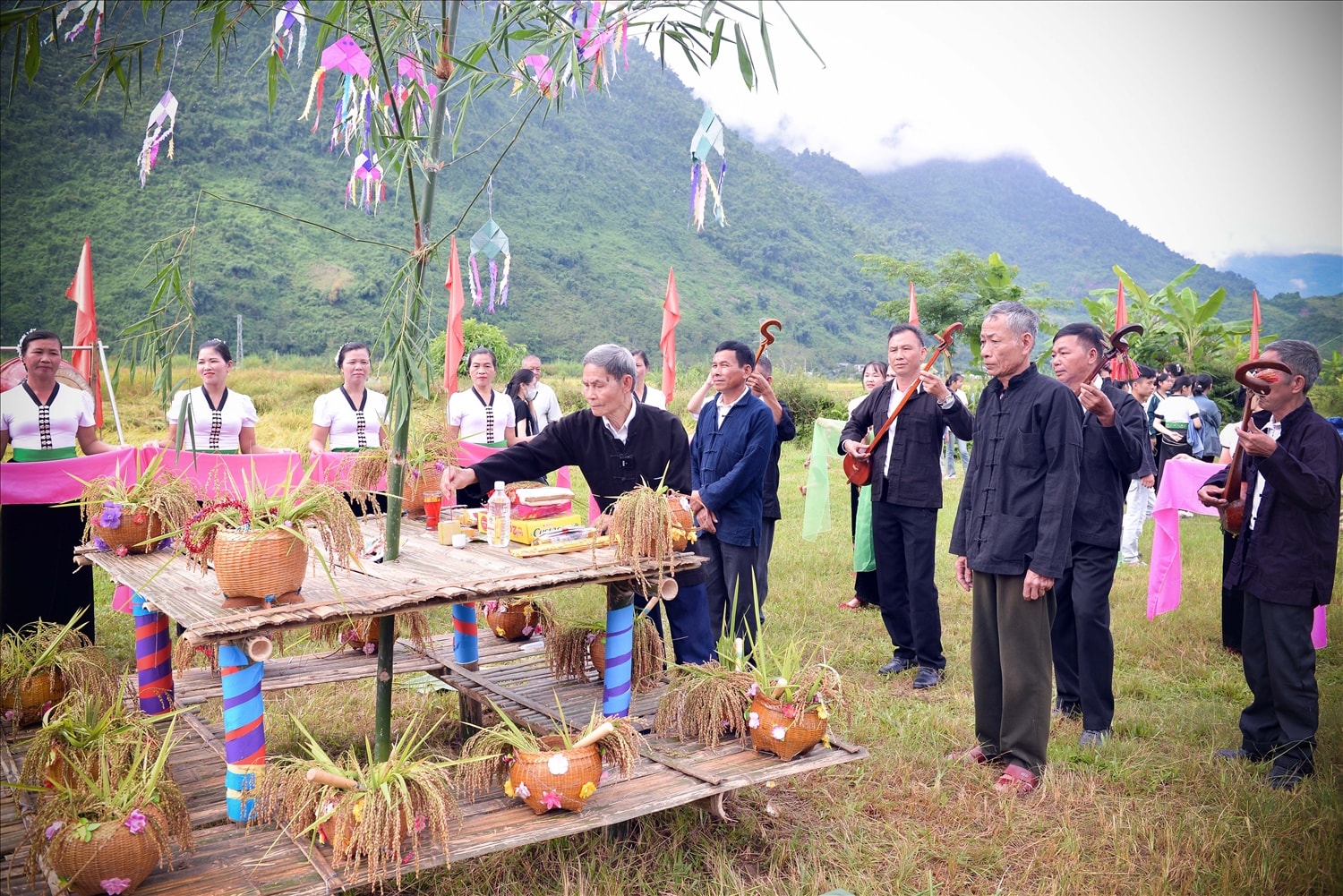 Khi rước lúa về, thầy mo làm lễ báo cáo thần linh.