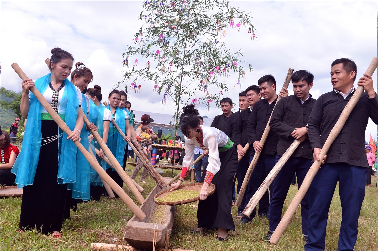 Nghi thức giã cốm được chia thành 2 bên nam, nữ thể hiện sự giao thoa đất trời, âm dương hòa hợp. 