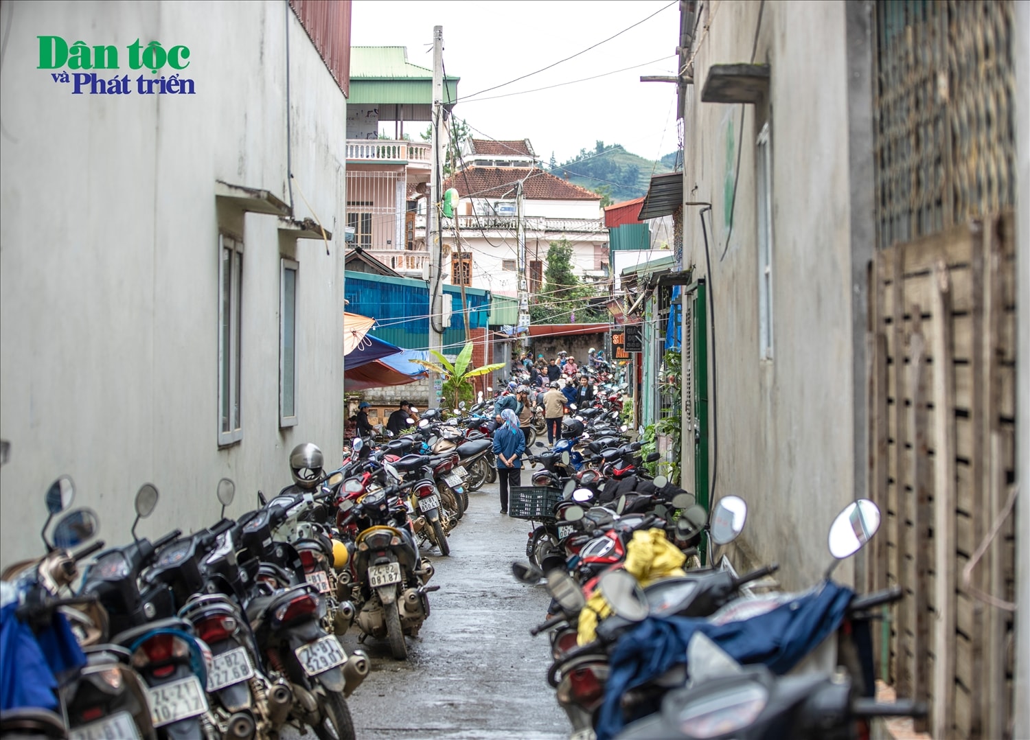 Một con hẻm gần lối vào chợ cũng chật kín những chiếc xe của các tiểu thương Chợ phiên Bắc Hà
