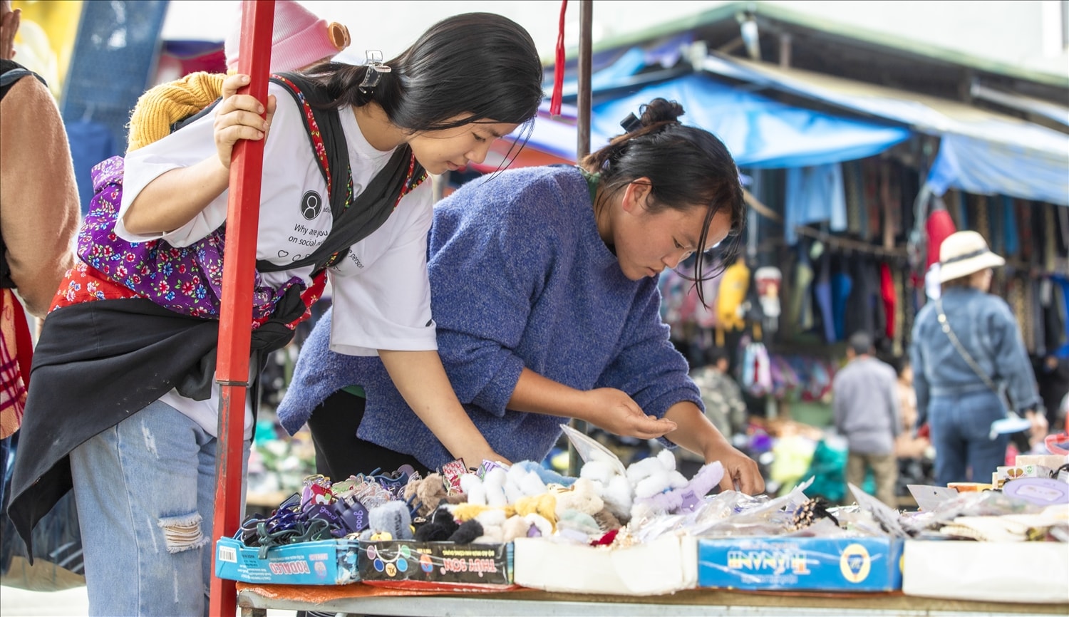 Các cô gái cũng lựa chọn cho mình những phụ kiện trang điểm như kẹp tóc, hoa tai,...