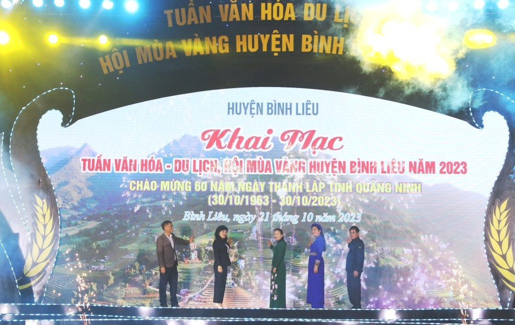 Các đại biểu bấm nút khai mạc Tuần Văn hóa - Du lịch, Hội Mùa vàng Bình Liêu năm 2023 Các đại biểu bấm nút khai mạc Tuần Văn hóa - Du lịch, Hội Mùa vàng Bình Liêu năm 2023