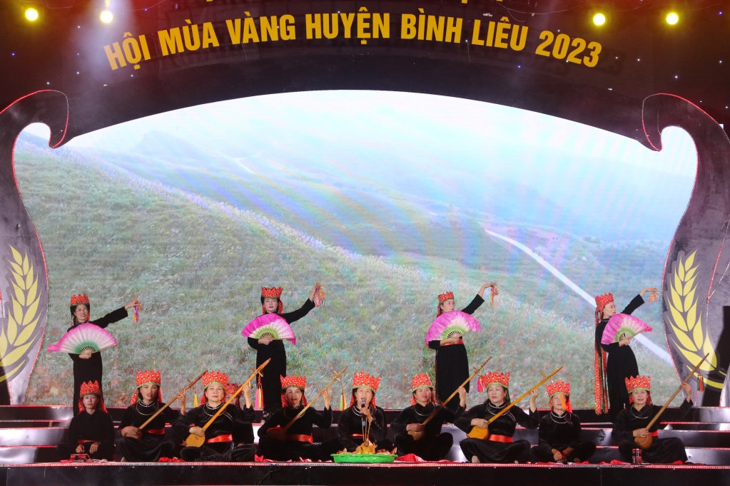 Tiết mục trình diễn hát Then - đàn tính vô cùng độc đáo Tiết mục trình diễn hát Then - đàn Tính vô cùng độc đáo