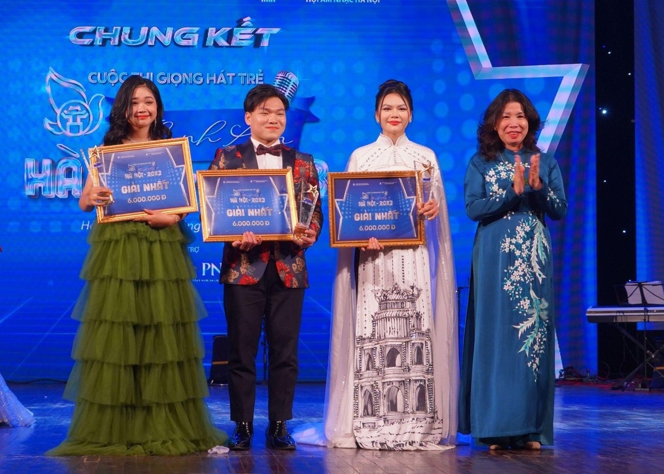 Ban tổ chức trao 1 giải Nhất, 2 giải Nhì, 3 giải Ba và 1 giải Khuyến khích cho mỗi dòng nhạc. Trong đó, giải Nhất dòng nhạc nhẹ thuộc về thí sinh Trịnh Thị Hoài Tú (Ngọc Tú Eira), với bài Đừng ngoảnh lại (Lưu Hương Giang)