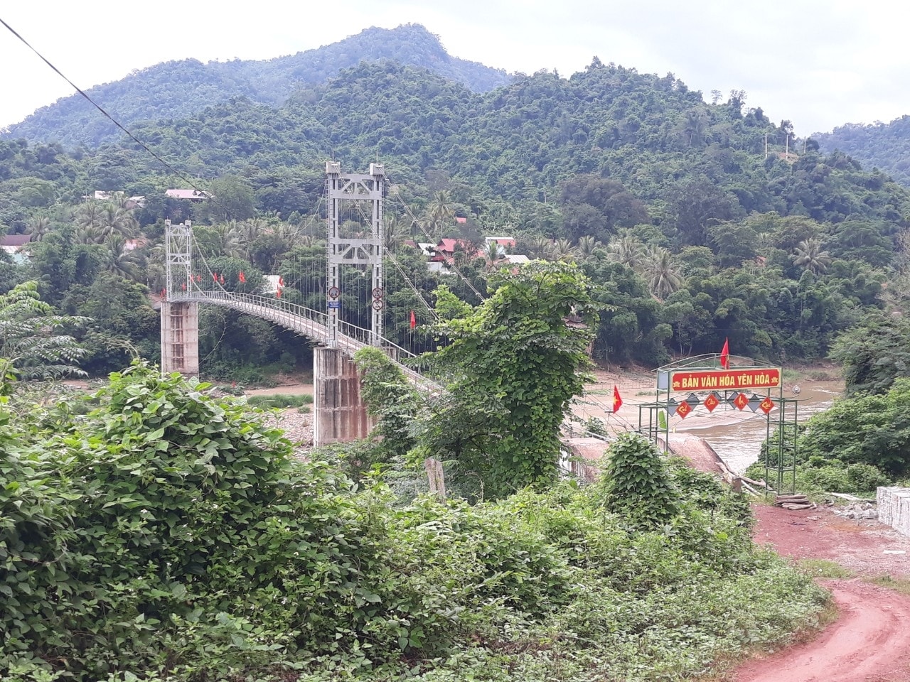 Cây cầu treo bản Yên Hòa là cánh cửa mở ra thế giới bên ngoài với 3 bản khác bên kia sông Cây cầu treo bản Yên Hòa là cánh cửa mở ra thế giới bên ngoài với 3 bản khác bên kia sông