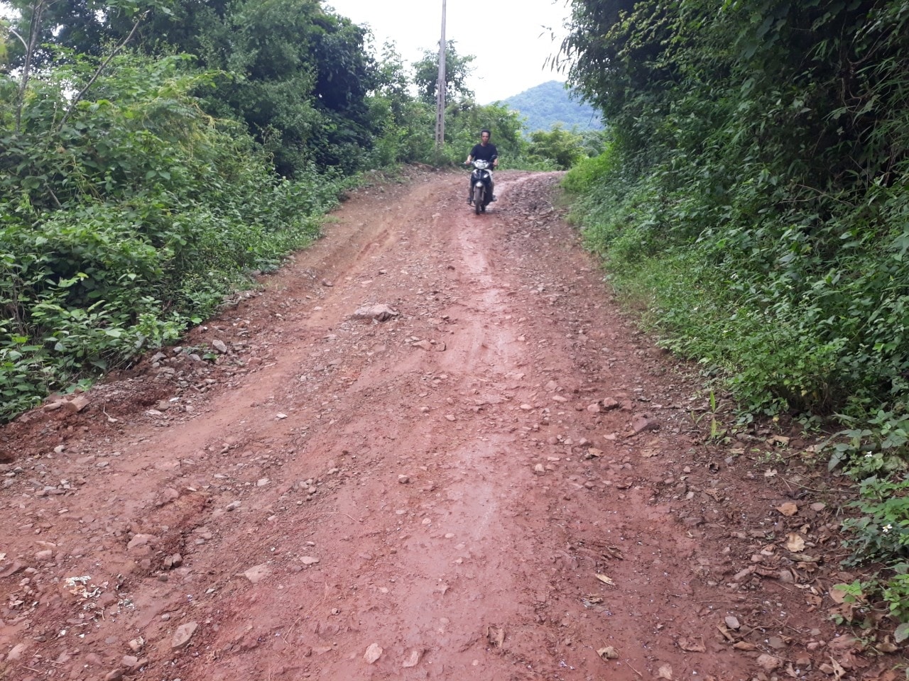 Đường lên 4 bản phía trên gồm Yên Hòa, Xằng Trên, Xốp Dương và Cha Nga vẫn còn là đường đất Đường lên 4 bản phía trên gồm Yên Hòa, Xằng Trên, Xốp Dương và Cha Nga vẫn còn là đường đất