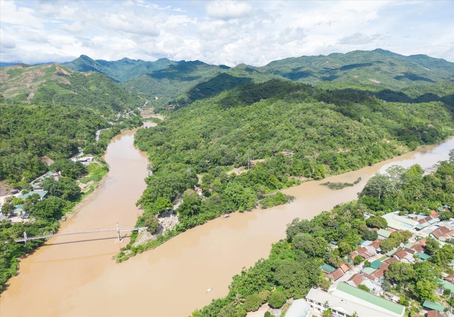 Ngã ba cửa Rào ở xã Xá Lượng huyện Tương Dương - nơi hợp lưu của dòng Nậm Mộ (bên phải) và dòng Nậm Nơn (bên trái) Ngã ba cửa Rào ở xã Xá Lượng huyện Tương Dương - nơi hợp lưu của dòng Nậm Mộ (bên phải) và dòng Nậm Nơn (bên trái)