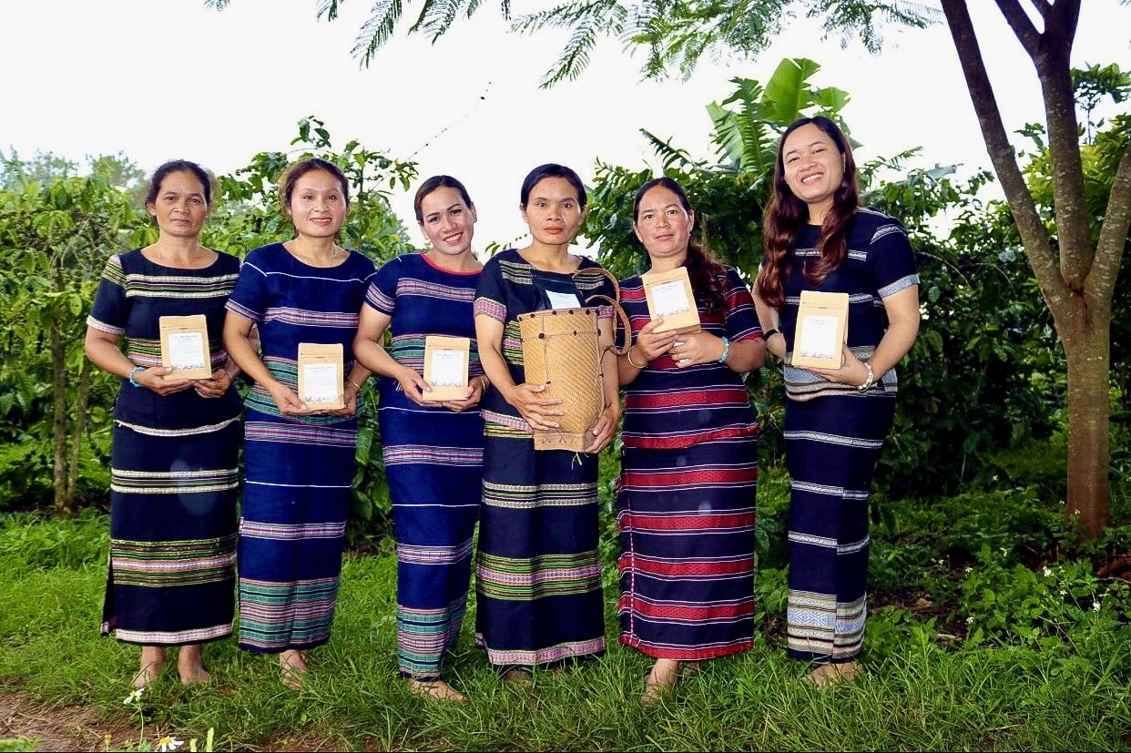 6 thành viên Tổ hợp tác Oh mi Kơho Cà phê