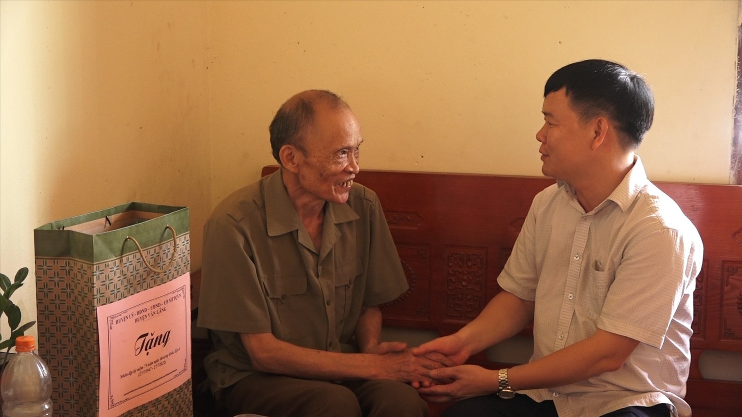 Ông Lê Tuấn Minh, Chủ tịch UBND huyện Văn Lãng tặng quà cho thương binh, bệnh binh Hứa Viết Sảo, thôn Bó Chầu, xã Hoàng Văn Thụ (Ảnh TL) Ông Lê Tuấn Minh, Chủ tịch UBND huyện Văn Lãng tặng quà cho thương binh, bệnh binh Hứa Viết Sảo, thôn Bó Chầu, xã Hoàng Văn Thụ (Ảnh TL)