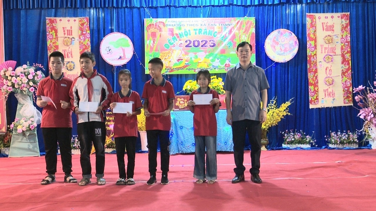 Đồng chí Lê Tuấn Minh – Phó Bí thư Huyện ủy, Chủ tịch UBND huyện tặng quà cho các em học sinh có hoàn cảnh khó khăn Trường THCS Tân Thanh, huyện Văn Lãng (Ảnh TL) Đồng chí Lê Tuấn Minh – Phó Bí thư Huyện ủy, Chủ tịch UBND huyện tặng quà cho các em học sinh có hoàn cảnh khó khăn Trường THCS Tân Thanh, huyện Văn Lãng (Ảnh TL)