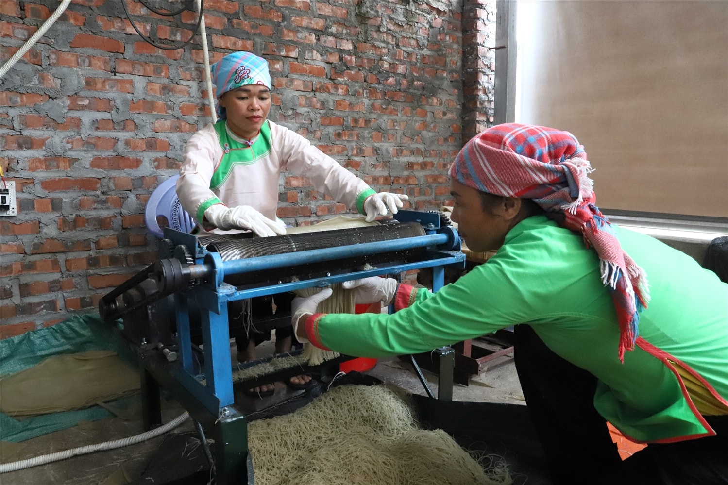 Thực hiện công đoạn cắt miến Thực hiện công đoạn cắt miến