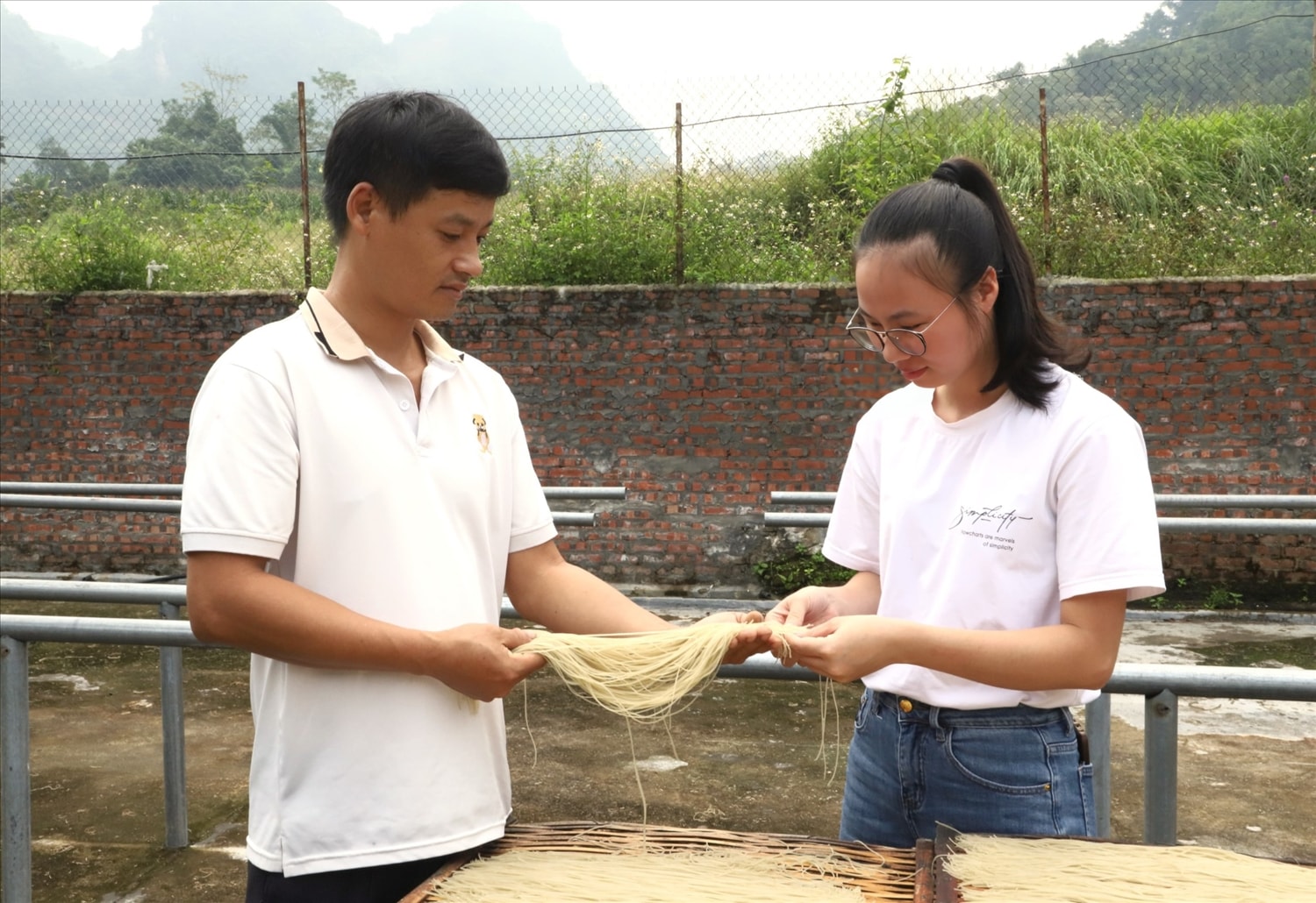 Anh Vũ Quang Hưng, Giám đốc HTX Hưng Hiền (bên trái) giới thiệu với khách hàng về quy trình làm miến. Anh Vũ Quang Hưng, Phó Giám đốc HTX Hưng Hiền giới thiệu với khách hàng về quy trình làm miến.