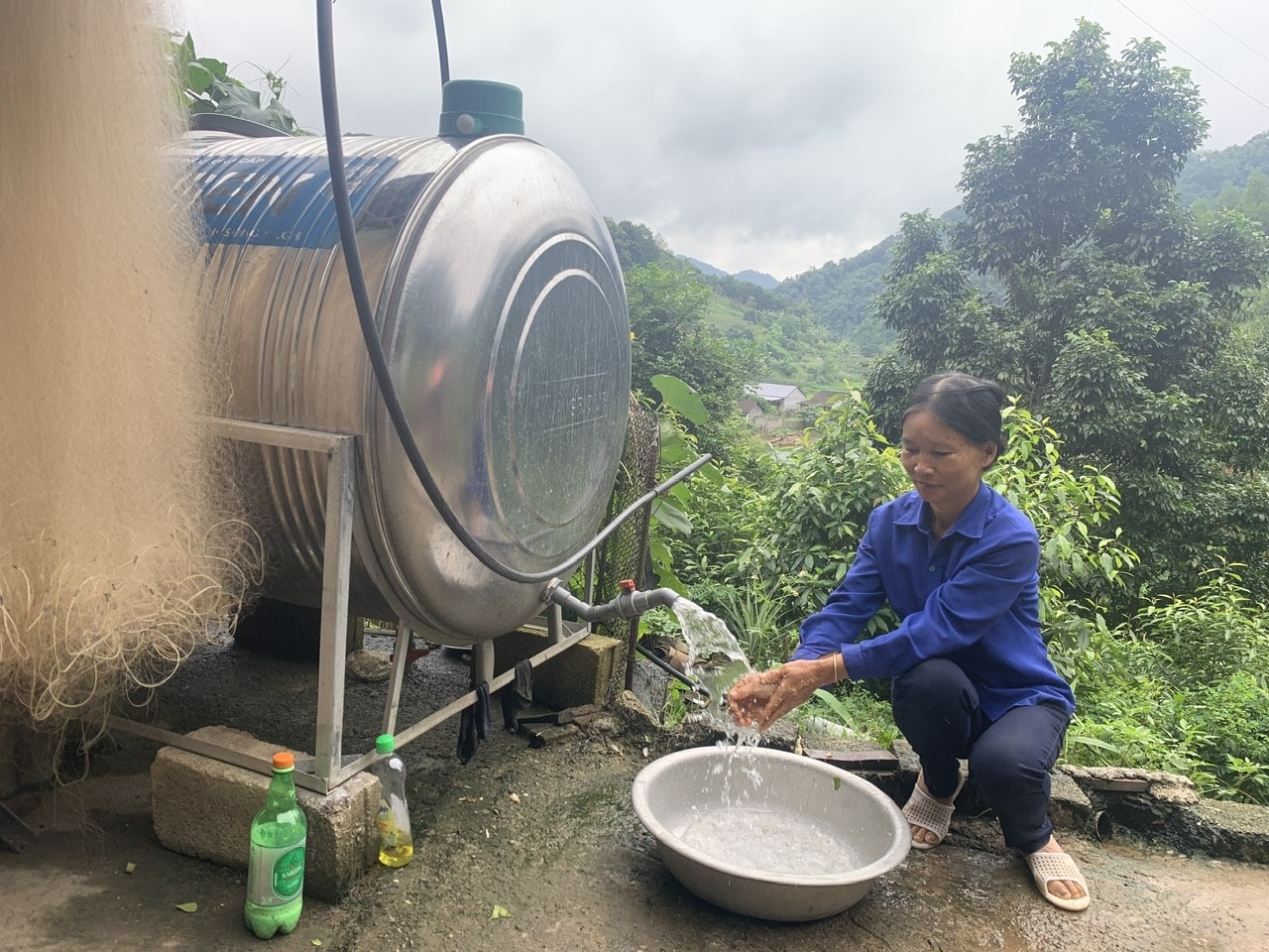 Niềm vui của người dân khi được hỗ trợ téc chưa nước sinh hoạt thuộc nguồn vốn Chương trình MTQG 1719 Niềm vui của người dân khi được hỗ trợ téc chưa nước sinh hoạt thuộc nguồn vốn Chương trình MTQG 1719