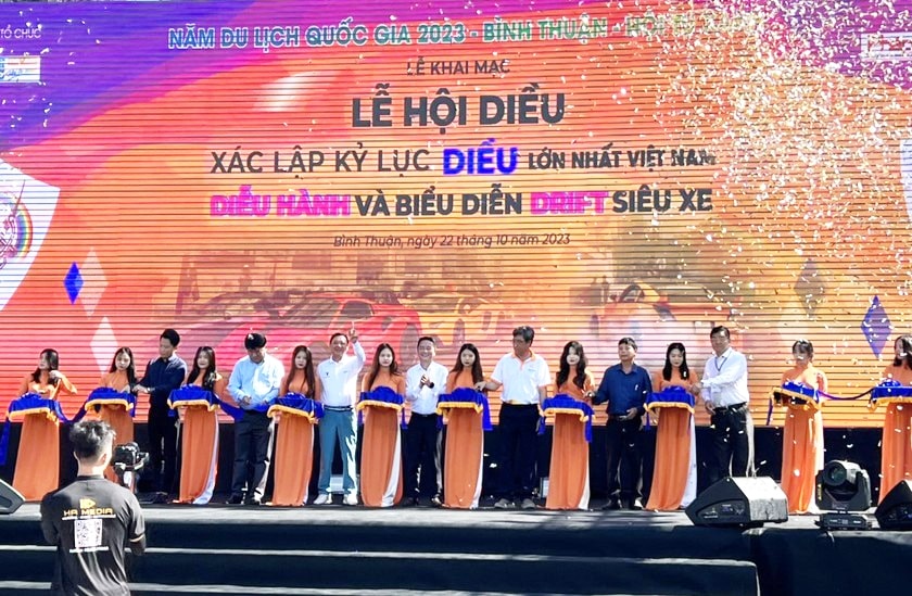 Ban Tổ chức Lễ hội cùng lãnh đạo các sở ngành, địa phương và nhà tài trợ cắt băng Khai mạc Lễ hội