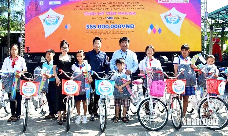 Đại diện nhà tài trợ trao 500 phần quà với tổng trị giá 565 triệu đồng cho các học sinh có hoàn cảnh khó khăn của huyện Bắc Bình
