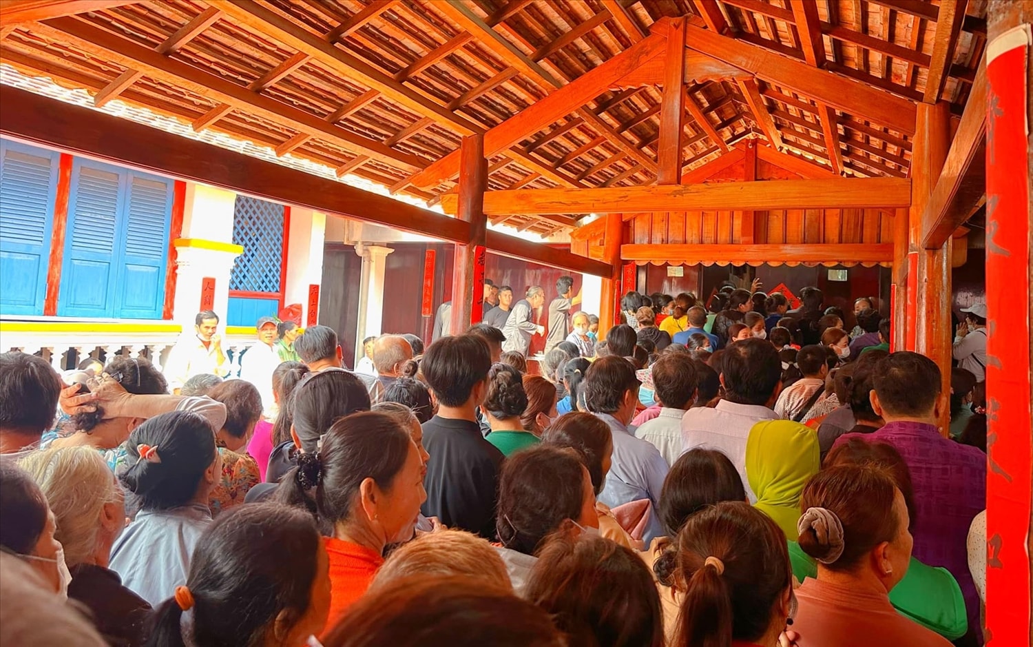 Đây cũng là dịp để mọi người gửi gắm niềm tin, cầu ấm no, thanh bình, hạnh phúc