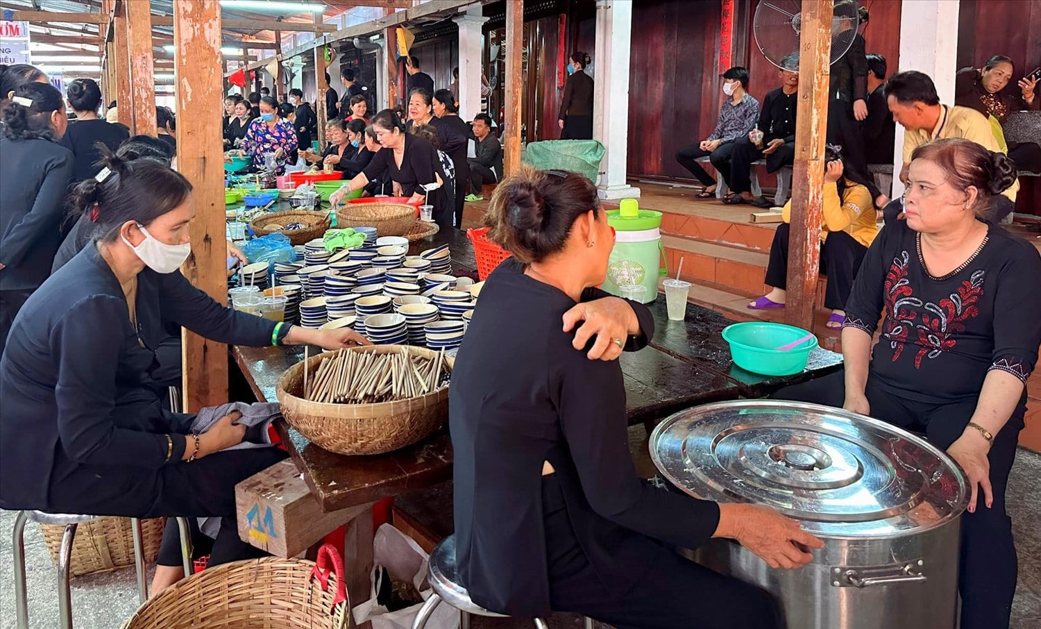 Khách thập phương về dự lễ đều được khoản đãi các bữa ăn chay và bánh trái miễn phí, chu đáo