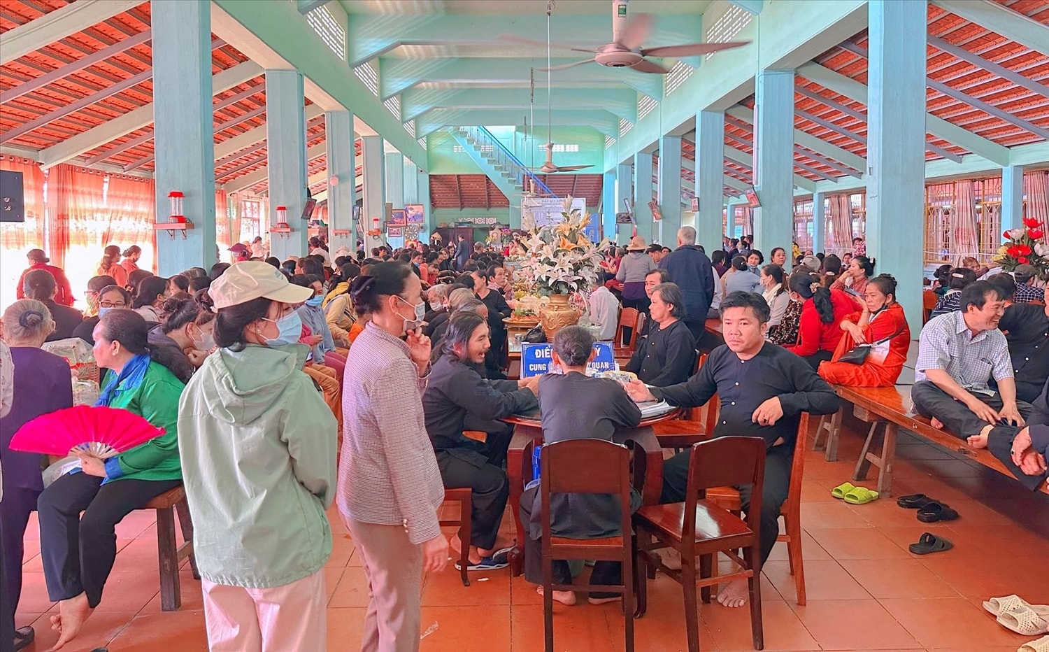 Không có các phần lễ hội linh đình, khách thập phương đến với Nhà Lớn Long Sơn giống như những  người thân từ các nơi quy tụ về chuyện trò, thăm hỏi, chúc nhau mọi điều tốt đẹp