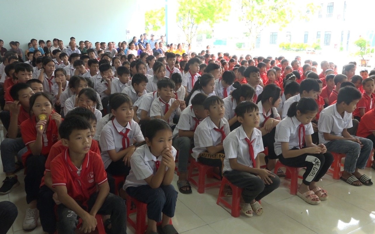 Công an huyện Văn Lãng tuyên truyền Luật ATGT, phòng chống ma túy, lừa đảo trên mạng Internet cho các thầy cô giáo, phụ huynh và học sinh Trường Phổ thông DTBT Tiểu học và THCS xã Hồng Thái. (Ảnh TL) Công an huyện Văn Lãng tuyên truyền Luật ATGT, phòng chống ma túy, lừa đảo trên mạng Internet cho các thầy cô giáo, phụ huynh và học sinh Trường Phổ thông DTBT Tiểu học và THCS xã Hồng Thái. (Ảnh TL)