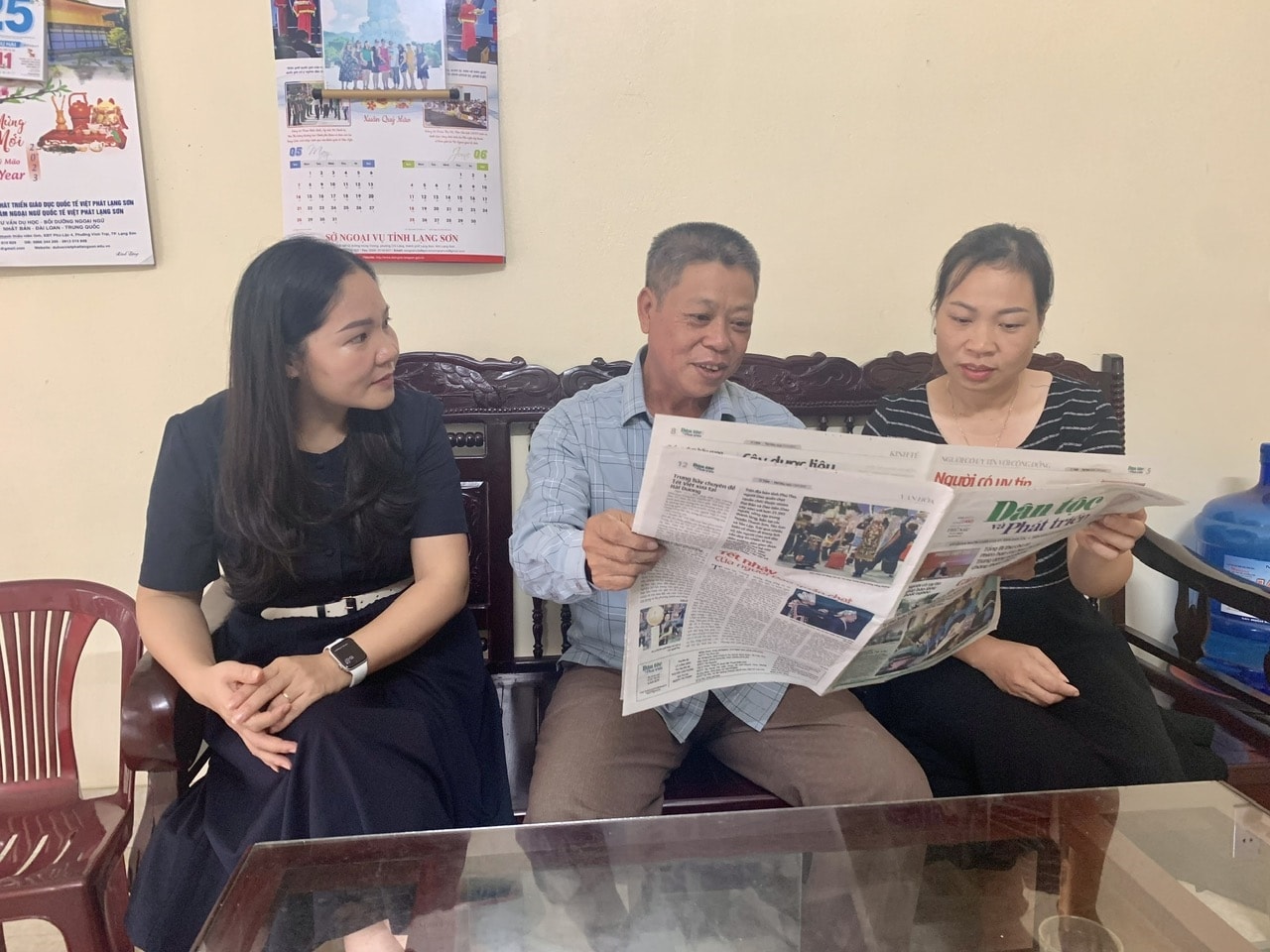Báo Dân tộc và Phát triển là một trong những “kênh” thông tin chính thống, quan trọng đối với đồng bào DTTS (Trong ảnh: Người có uy tín Lô Văn Khải, xã Tân Thanh (ở giữa) tìm hiểu các thông tin trên Báo Dân tộc và Phát triển) Báo Dân tộc và Phát triển là một trong những “kênh” thông tin chính thống, quan trọng đối với đồng bào DTTS (Trong ảnh: Người có uy tín Lô Văn Khải, xã Tân Thanh (ở giữa) tìm hiểu các thông tin trên Báo Dân tộc và Phát triển)