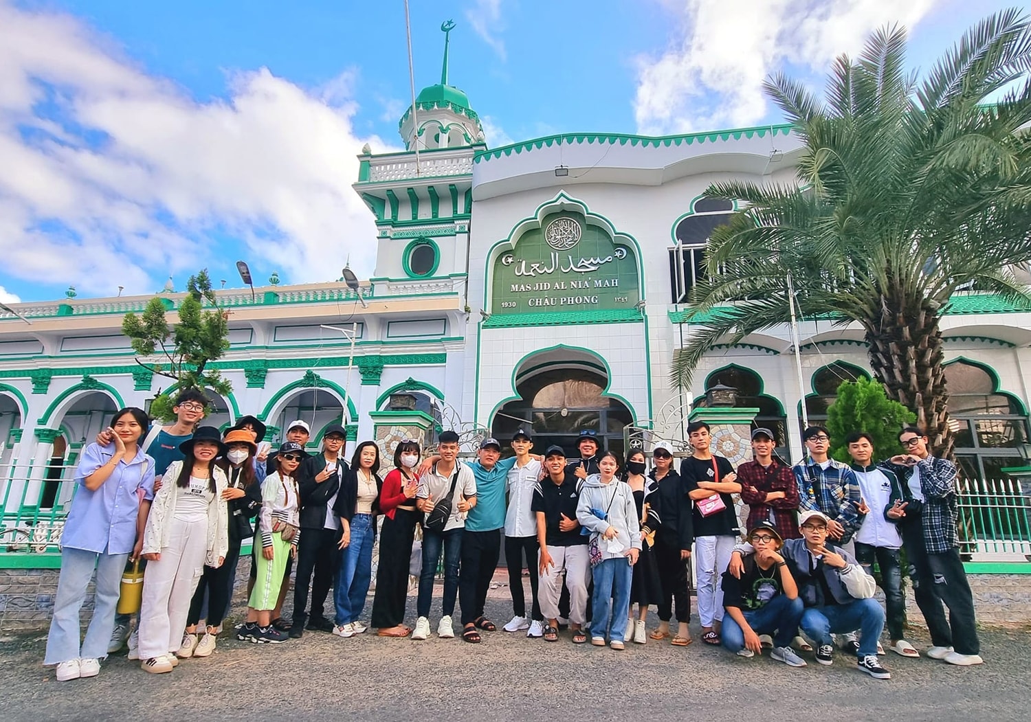 Du khách tham quan thánh đường Hồi giáo Châu Phong Du khách tham quan thánh đường Hồi giáo Châu Phong, thị xã Tân Châu, tỉnh An Giang.