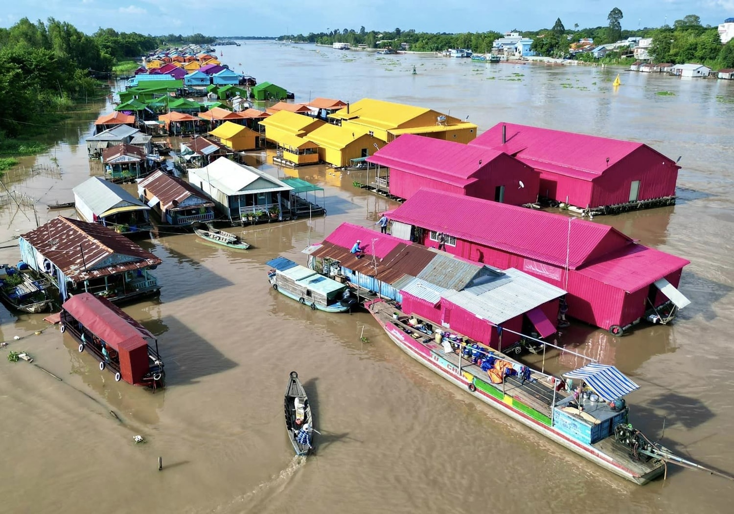 Dự án làng bè Sắc Màu nhìn từ trên cao Dự án làng bè Sắc Màu nhìn từ trên cao