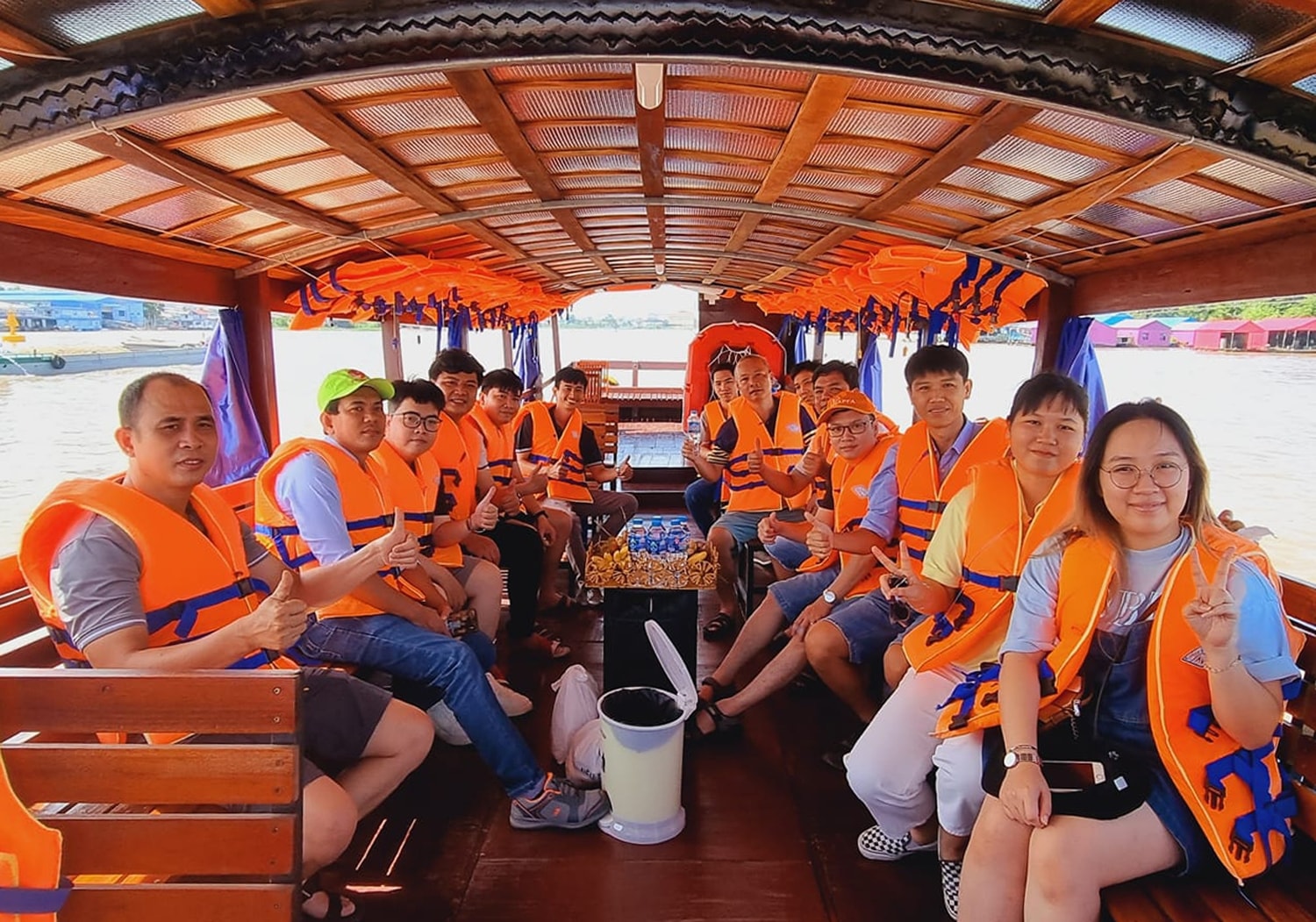 Du khách tham quan trải nghiệm làng Bè Du khách tham quan trải nghiệm làng bè Sắc Màu