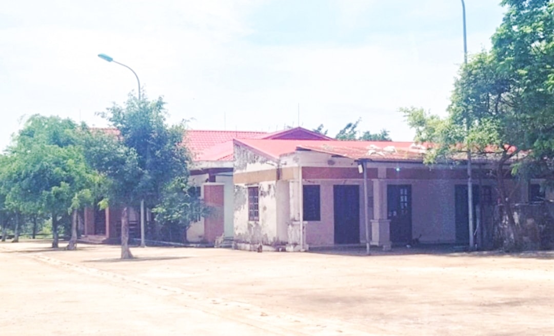 Khu nhà điều hành dự án được xây dựng từ nhiều năm nay đang xuống cấp Khu nhà điều hành dự án được xây dựng từ nhiều năm nay đang xuống cấp