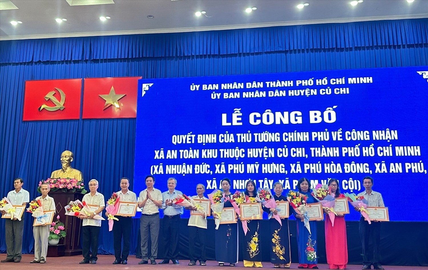 UBND huyện Củ Chi khen thưởng Đảng bộ, chính quyền và nhân dân xã; các hộ gia đình, cá nhân tiêu biểu có nhiều đóng góp trong thời kỳ kháng chiến chống Mỹ của các xã an toàn khu
