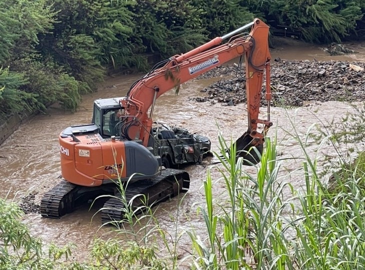 Hiện trường vụ tai nạn, lực lượng chức năng đang trục vớt chiếc xe jeep. (Ảnh: CA)
