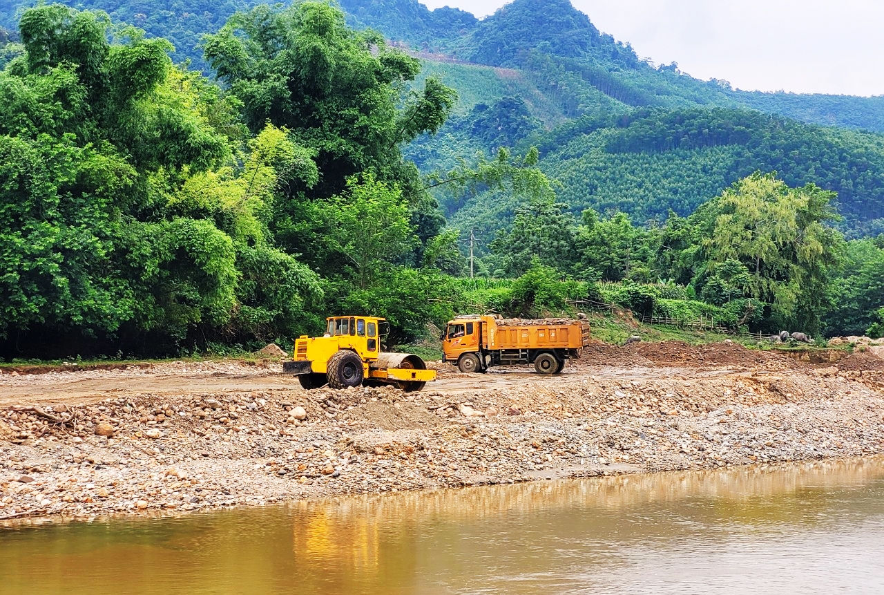 Nhà thầu khai thác khối lượng lớn cát, sỏi rồi lu lèn làm vật liệu xây dựng kè liệu có đảm bảo chất lượng? Nhà thầu khai thác khối lượng lớn cát, sỏi rồi lu lèn làm vật liệu xây dựng kè liệu có đảm bảo chất lượng?