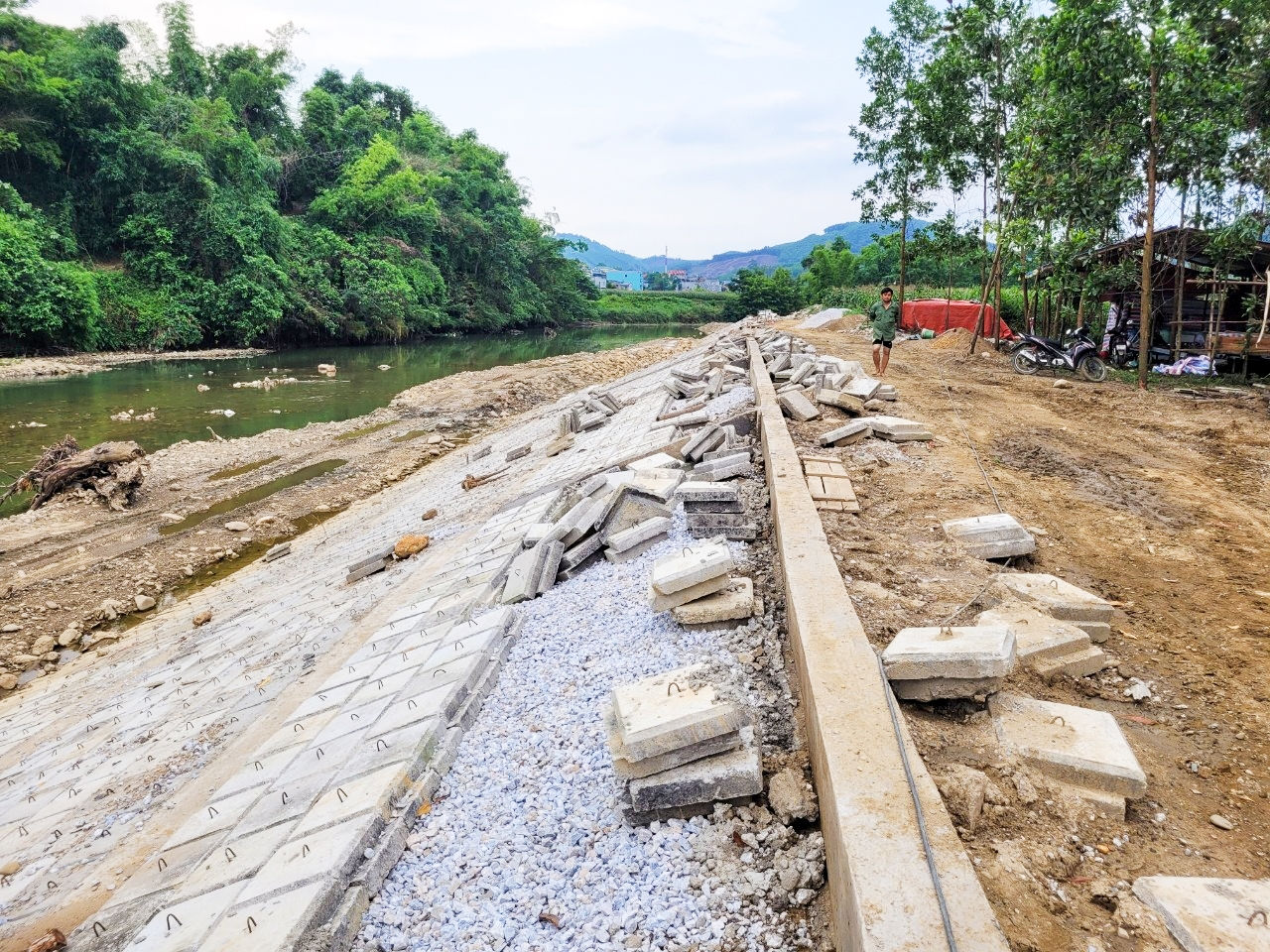 Chủ đầu tư để nhà thầu khai thác cát sỏi dưới sông làm vật liệu xây dựng Dự án Kè chống sạt lở xã Nông Hạ có đúng với Báo cáo Kỹ thuật? Chủ đầu tư để nhà thầu khai thác cát sỏi dưới sông làm vật liệu xây dựng Dự án Kè chống sạt lở xã Nông Hạ có đúng với Báo cáo Kỹ thuật?