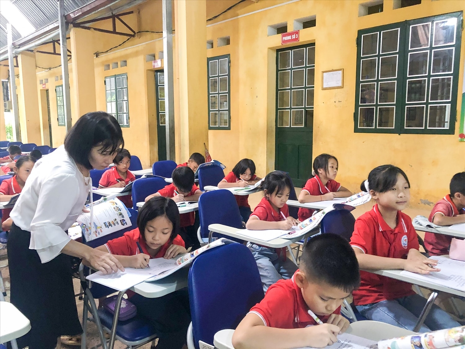 Để có thời gian đi dạy tăng cường cho Trường THCS Lùng Vai, giờ học Tiếng Anh của Trường Tiểu học Lùng Vai phải bố trí học ghép hai lớp