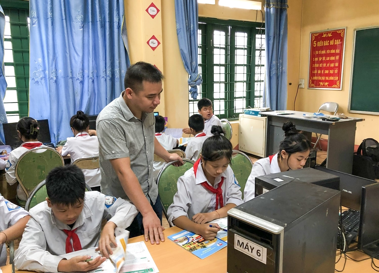 Giáo viên môn Tin học tăng cường từ trường THCS xã Pa Cheo về dạy tại Trường THCS xã Bản Qua 2 ngày/tuần