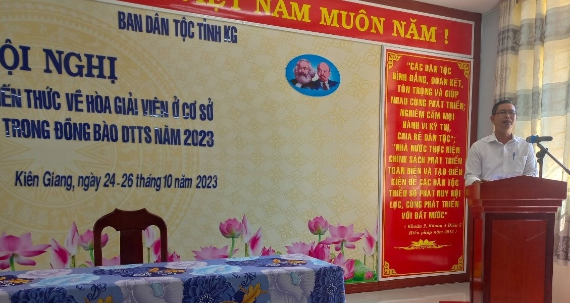 Ông Danh Tha - Phó Trưởng Ban Dân tộc tỉnh Kiên Giang phát biểu khai mạc Hội nghị Ông Danh Tha - Phó Trưởng Ban Dân tộc tỉnh Kiên Giang phát biểu khai mạc Hội nghị