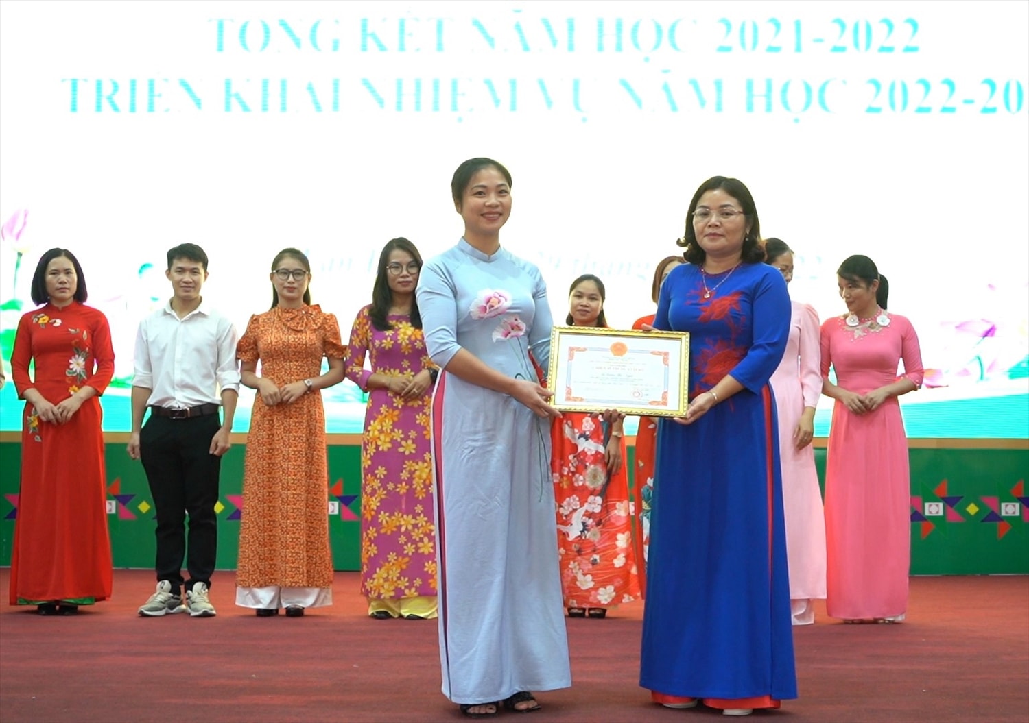 Đồng chí Bế Thị Vẫn (bên phải), Phó Chủ tịch UBND huyện Văn Lãng trao Giấy khen cho các tập thể, cá nhân hoàn thành xuất sắc nhiệm vụ năm học 2021-2022. Đồng chí Bế Thị Vẫn (bên phải), Phó Chủ tịch UBND huyện Văn Lãng trao Giấy khen cho các tập thể, cá nhân hoàn thành xuất sắc nhiệm vụ năm học 2021-2022.