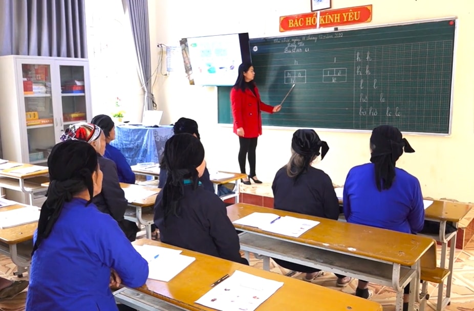 Các học viên dù tuổi cao nhưng vẫn tích cực tham gia lớp xóa mù chữ do UBND huyện Văn Lãng tổ chức tại thôn Trung Thành, xã Thành Hòa. Các học viên dù tuổi cao nhưng vẫn tích cực tham gia lớp xóa mù chữ do UBND huyện Văn Lãng tổ chức tại thôn Trung Thành, xã Thành Hòa.