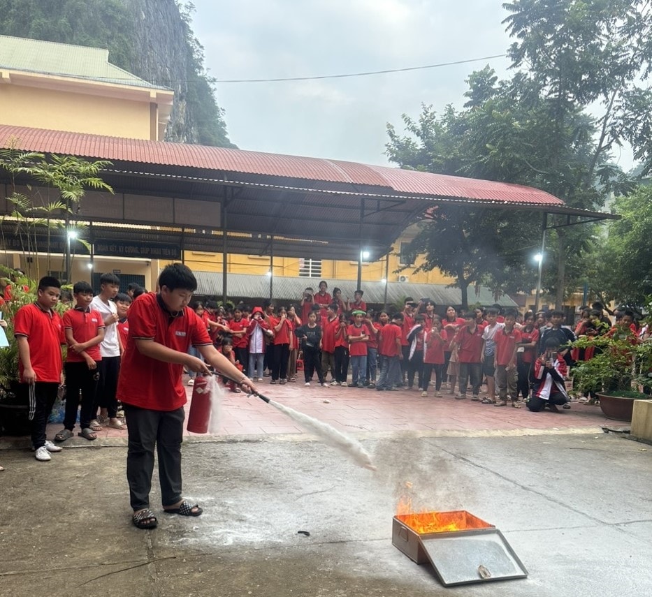 Học sinh Trường THCS Tân Thanh tổ chức diễn tập phòng cháy chữa cháy. (Nguồn ảnh: Trường THCS Tân Thanh) Học sinh Trường THCS Tân Thanh tổ chức diễn tập phòng cháy chữa cháy. (Nguồn ảnh: Trường THCS Tân Thanh)